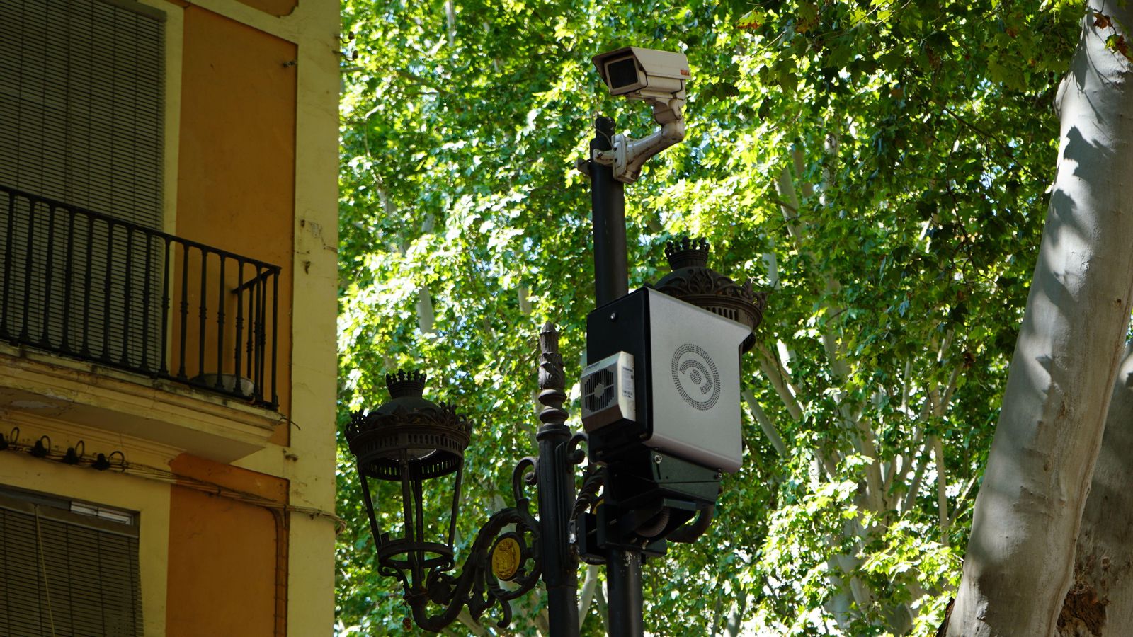 Un dels tres nous radars instal·lats en diversos carrers estrets del nucli antic de Xàtiva