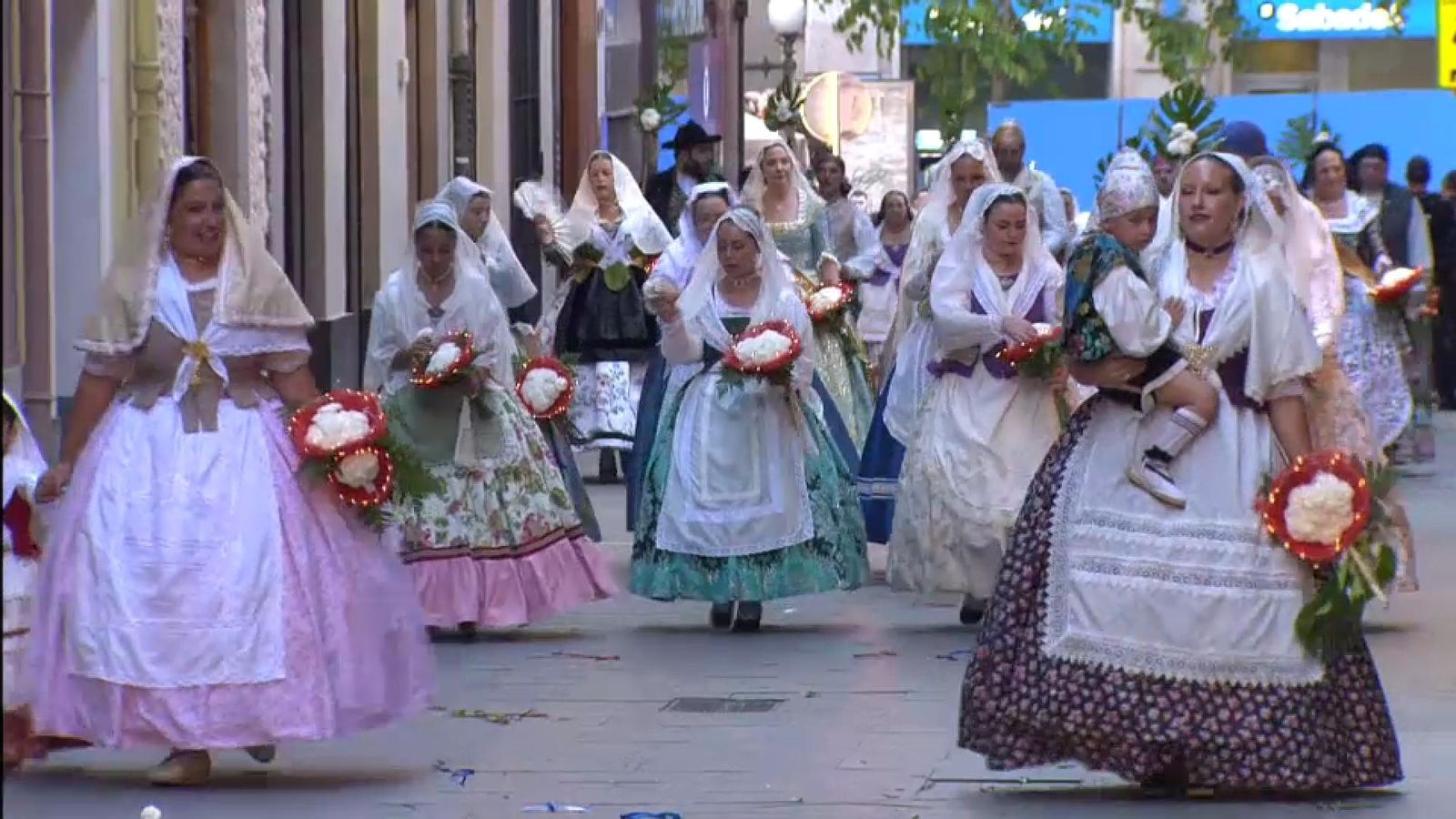 La pluja de dimarts va fer que la jornada d'Ofrena de dimecres començara abans del habitual perquè pogueren participar les comissions que no ho havien pogut fer dimarts per les precipitacions