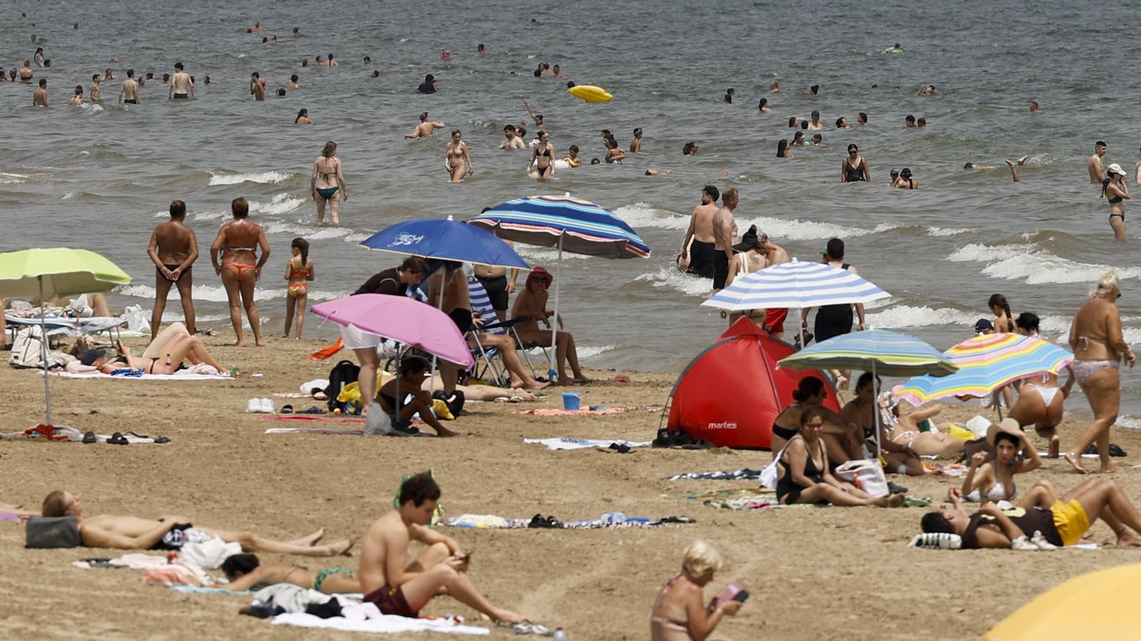 La platja de la Malva-rosa de València este dilluns