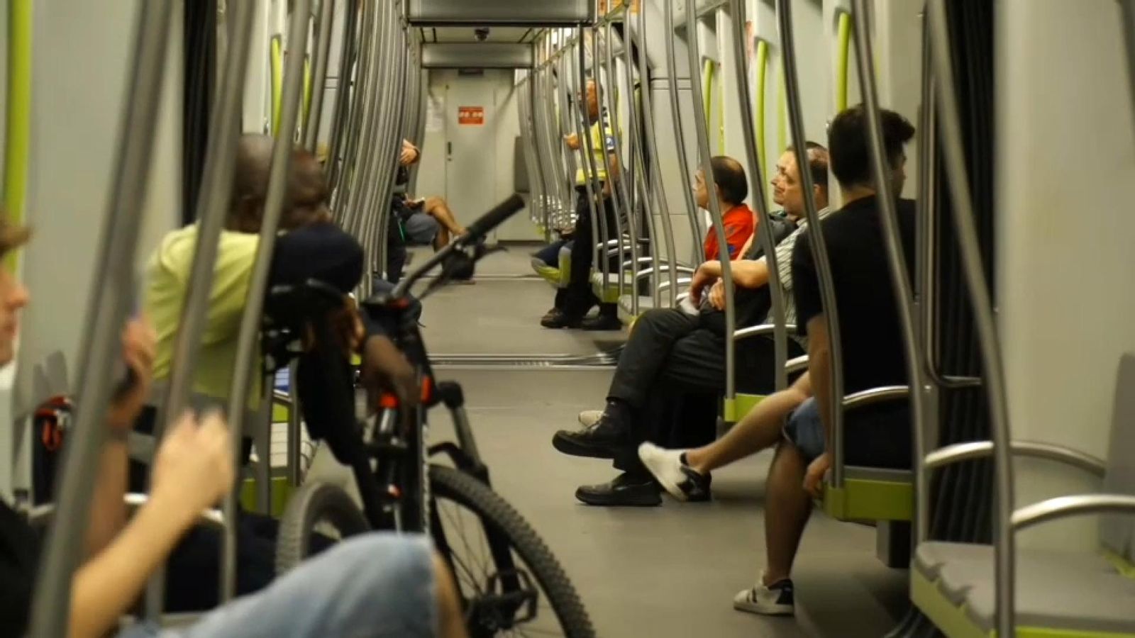 El primer convoi de metro en la zona afectada per la dana d'octubre, este divendres