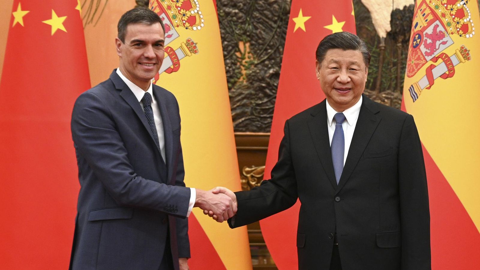 El president espanyol Pedro Sánchez encaixa mans amb el seu homòleg Xinés Xi Jinping