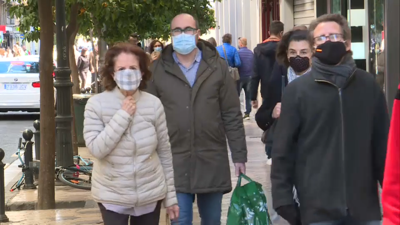 La gent ha aprofitat el dia festiu per eixir de compres