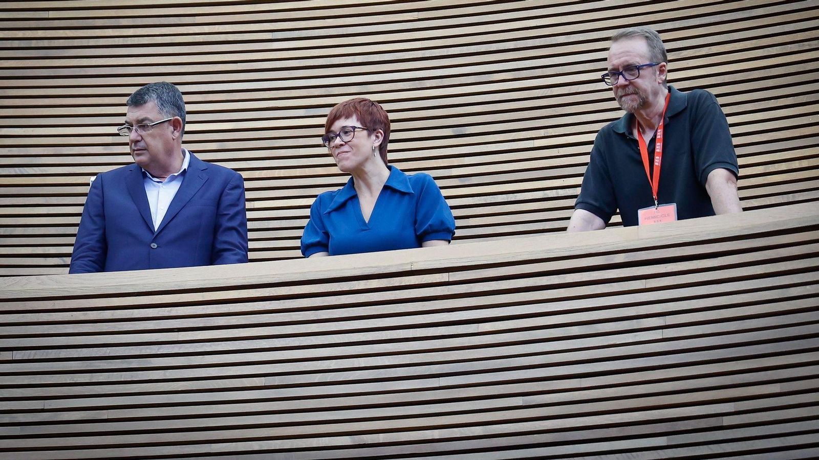 Enric Morera, a l'esquerra, amb Àgueda Micó segueix la votació des de la tribuna de convidats de les Corts, en el ple d'aquest dijous