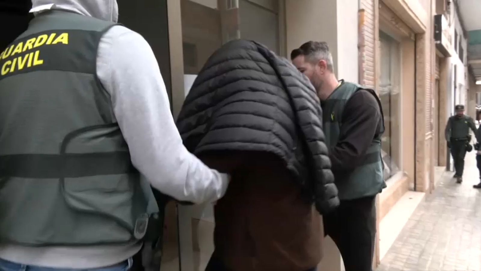 El presumpte autor dels missatges amenaçadors, custodiat per dos agents de la Guàrdia Civil