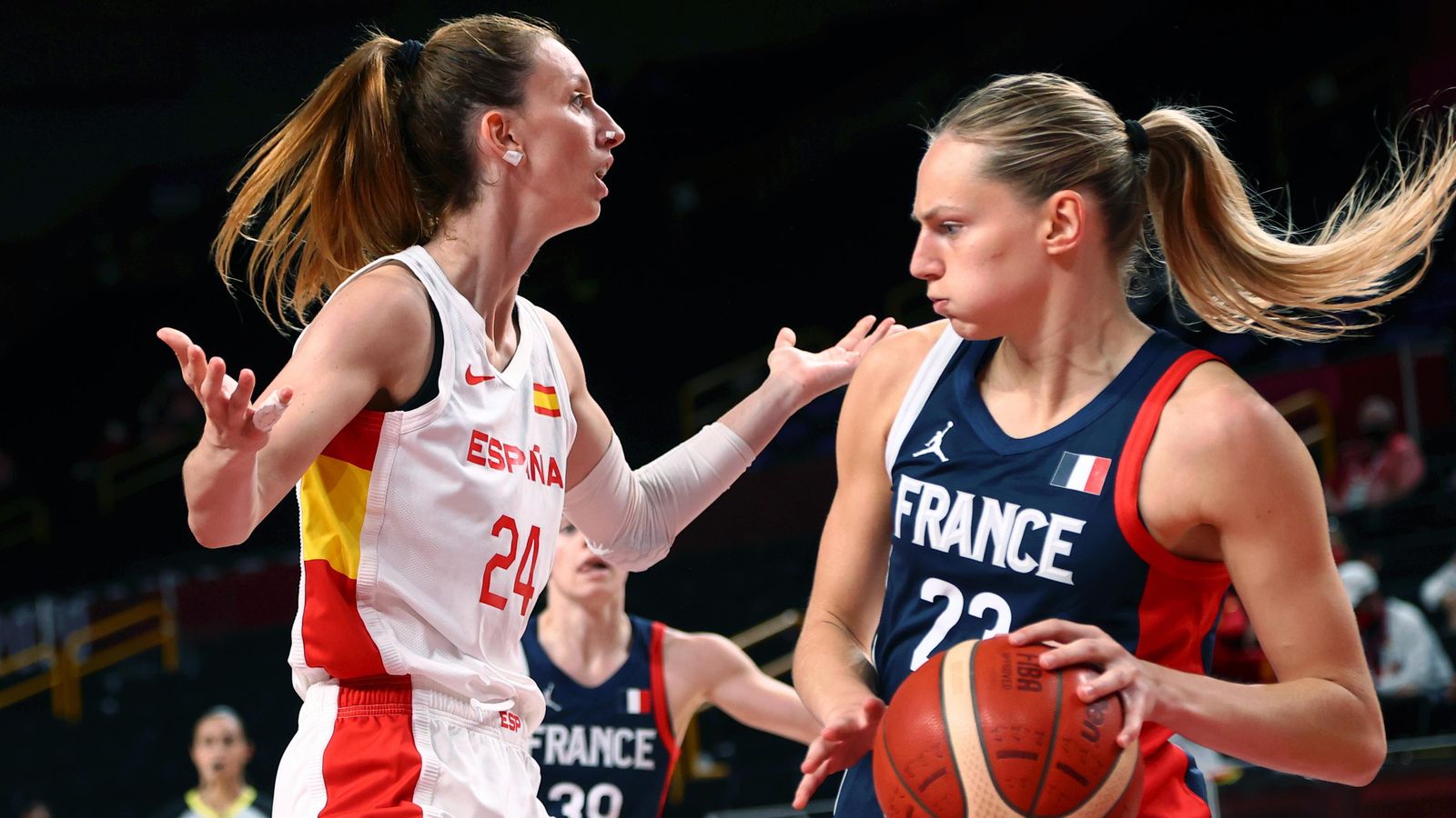 La jugadora del València Basket Laura Gil es queixa d'una decisió arbitral