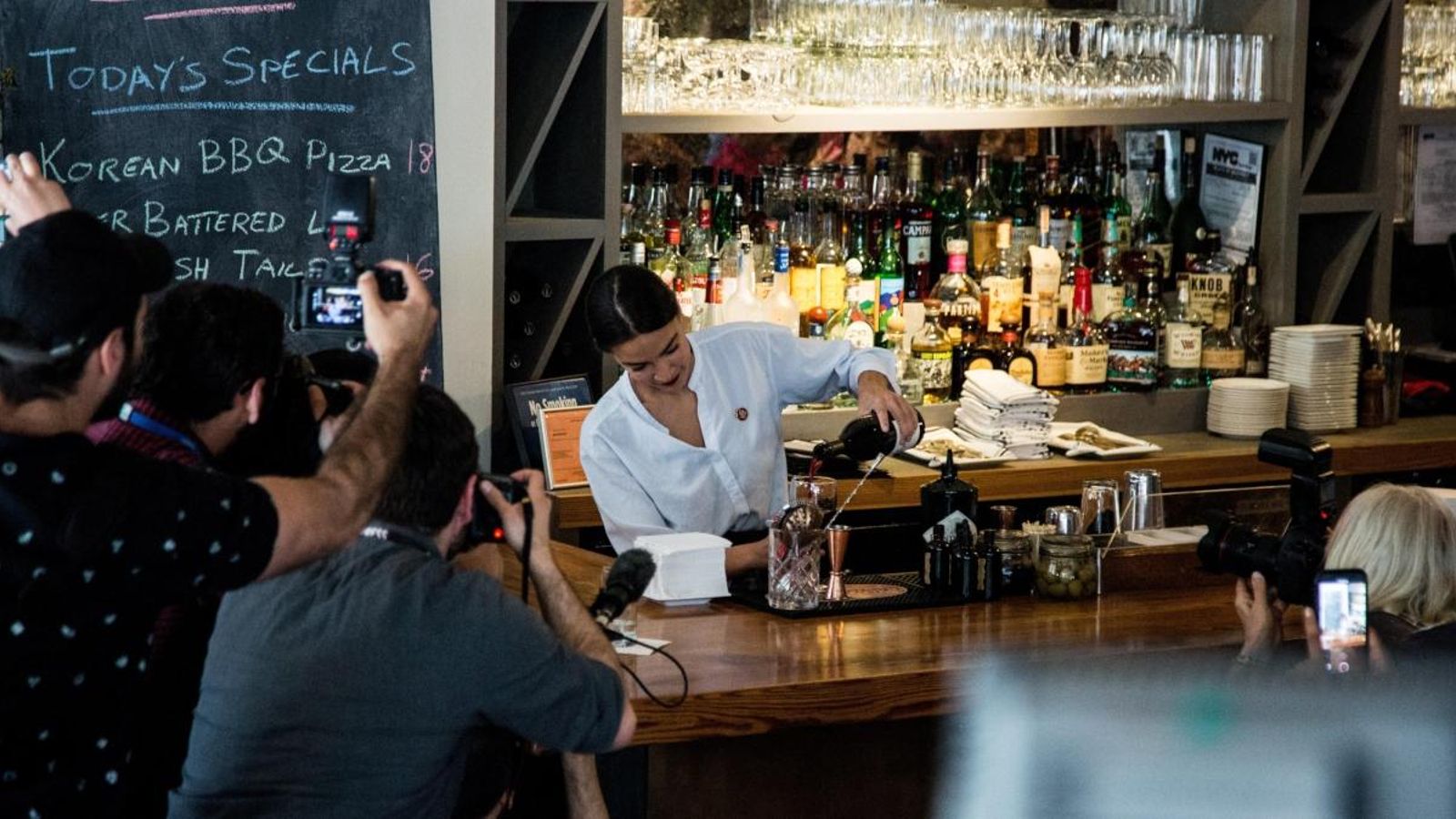 La congressista demòcrata Alexandria Ocasio-Cortez ha servit copes en un restaurant