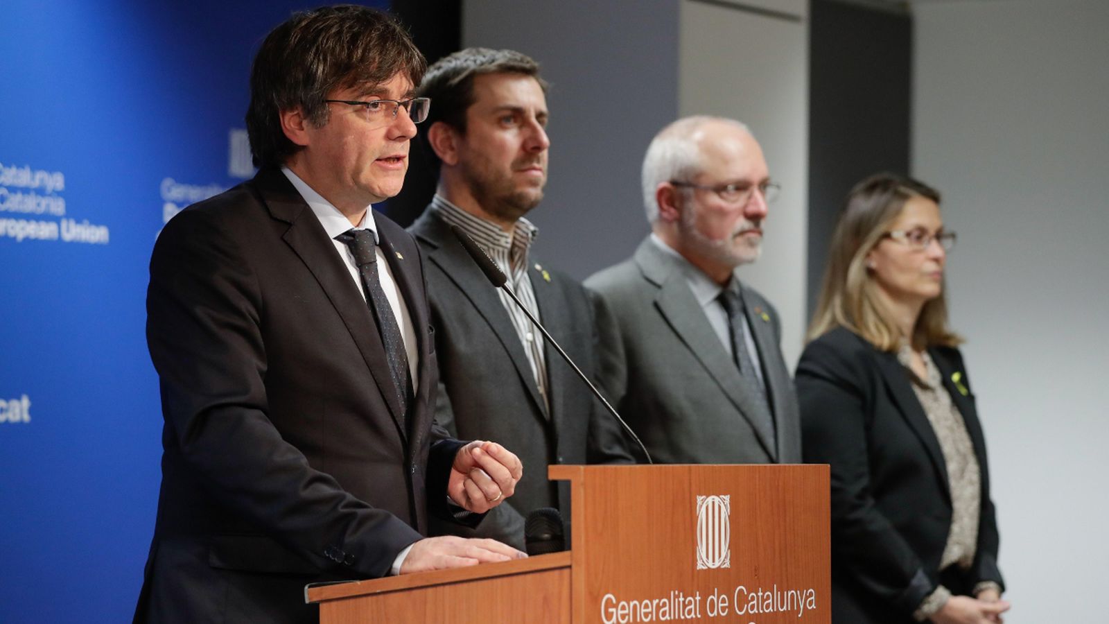 Carles Puigdemont acompanyat dels exconsellers Toni Comin, Lluis Puig i Meritxell Serret
