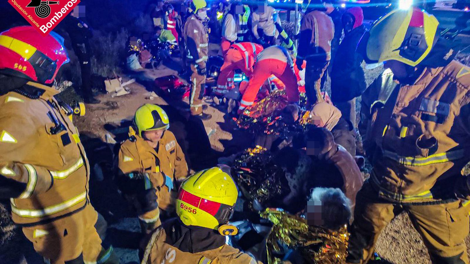 Operatiu de rescat a l'autobús accidentat a la Granja de Rocamora (Baix Segura)