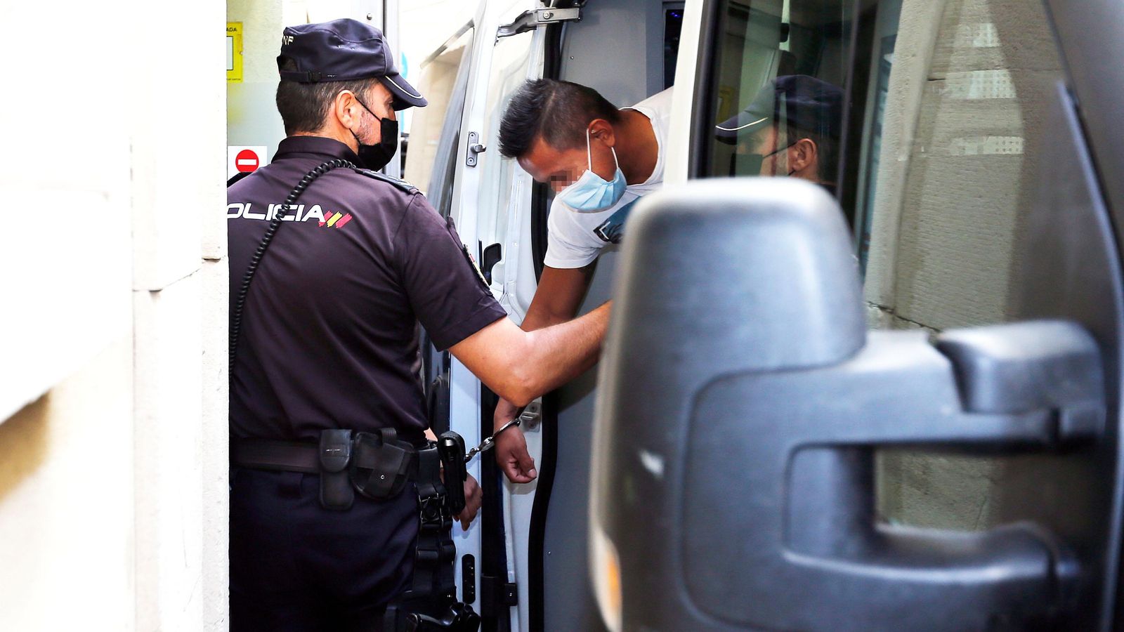 Un dels quatre acusats de la violació en grup que es jutja a Alacant arriba, aquest dilluns, a la sala on se celebra el judici