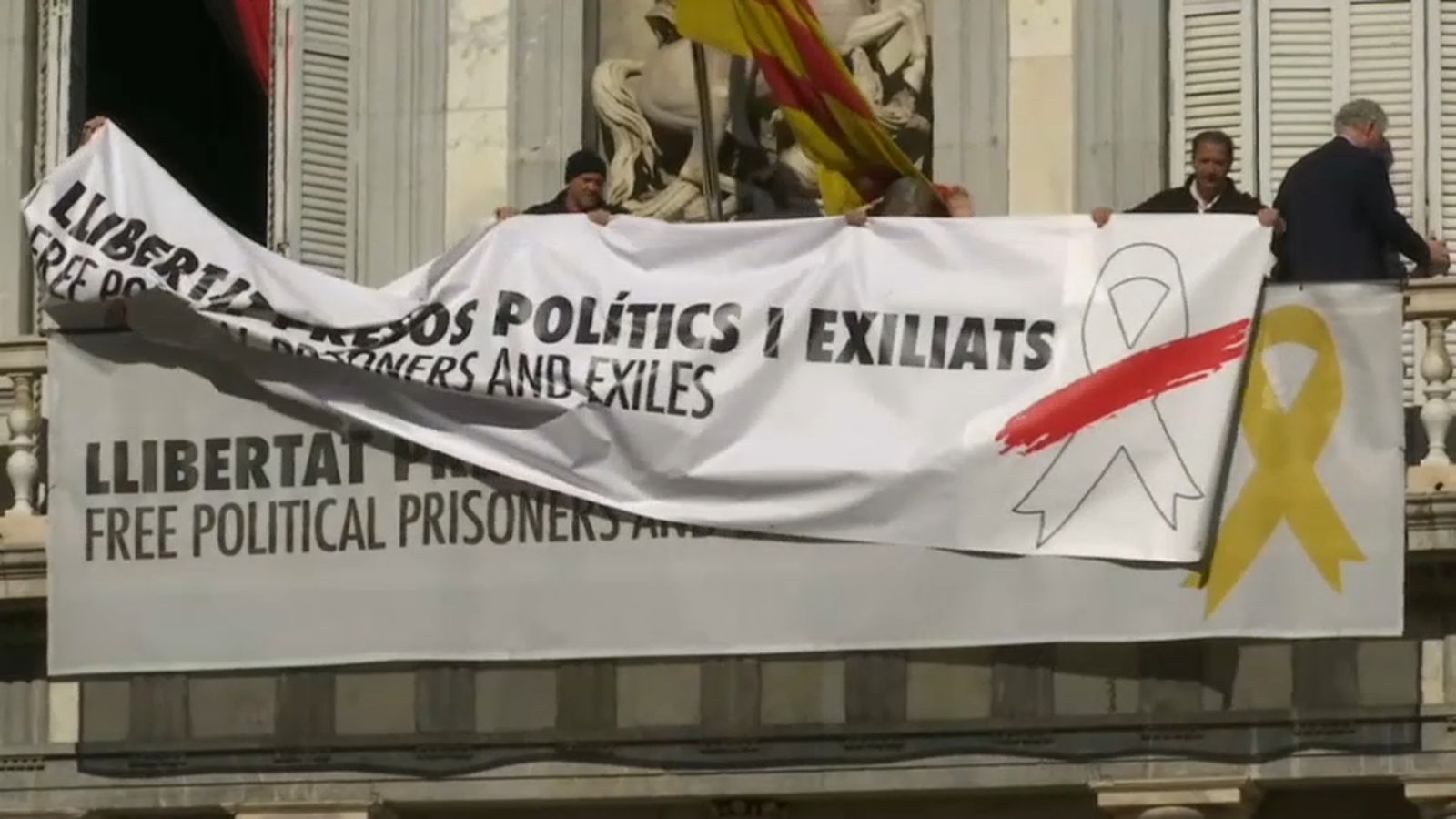 Fiscalia es querella contra Torra per desobediència per no haver llevat els llaços grocs.