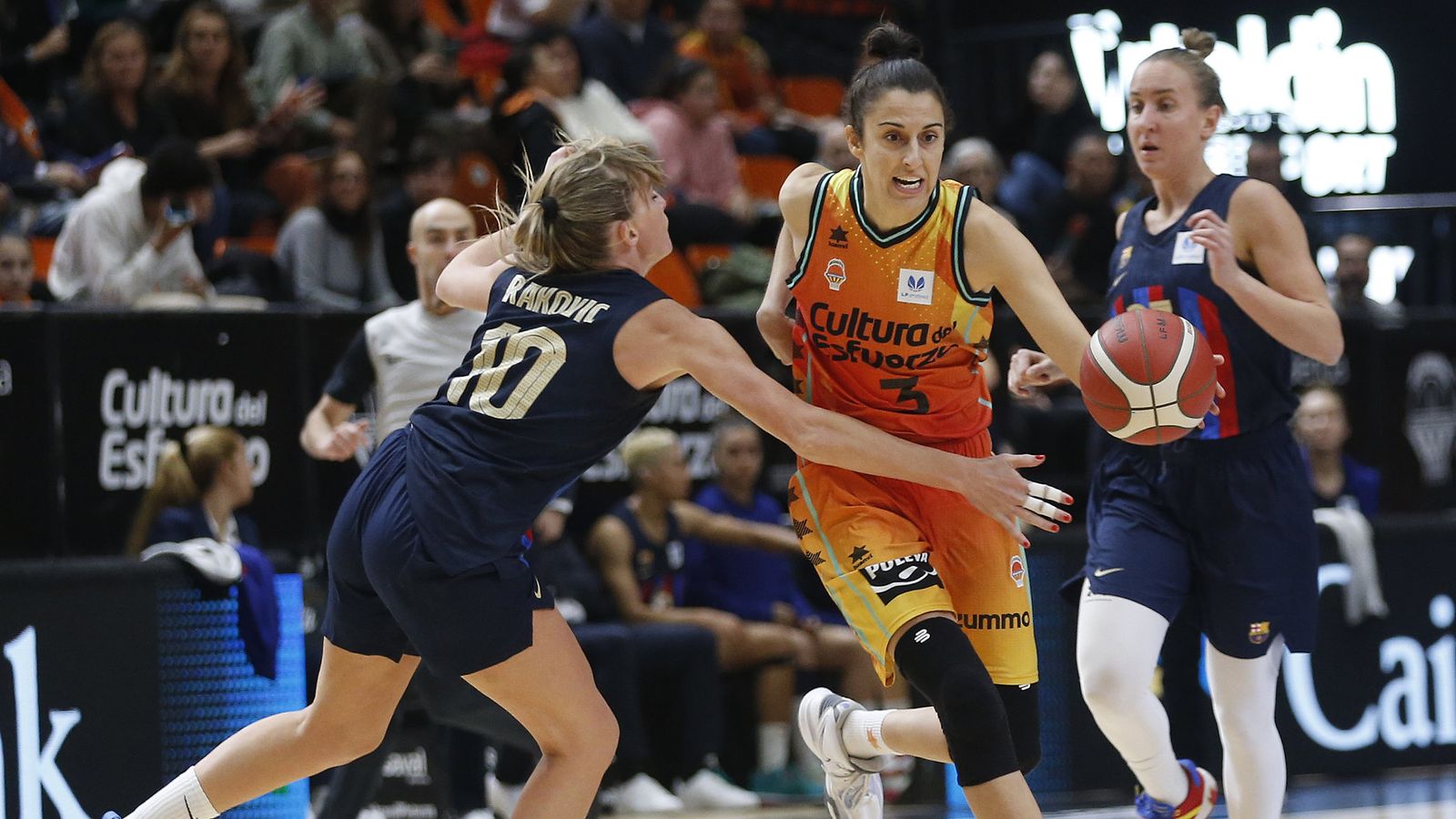 Alba Torrens supera una jugadora del Barça