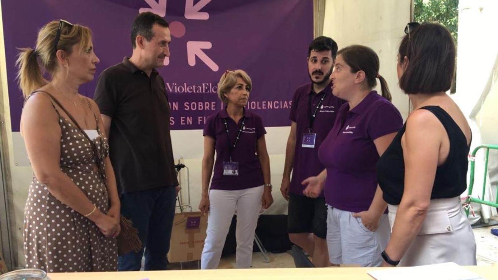 L’alcalde d’Elx, Carlos González, i la regidora d’Igualtat, Teresa Maciá, visiten un dels tres punts violeta en les festes d’Elx