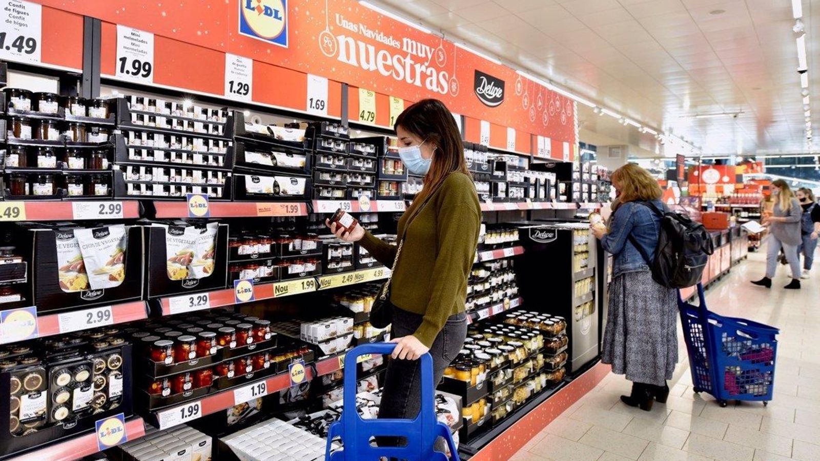 Clients comprant en el supermercat Lidl en una imatge d'arxiu Clients comprant en el supermercat Lidl en una imatge d'arxiu