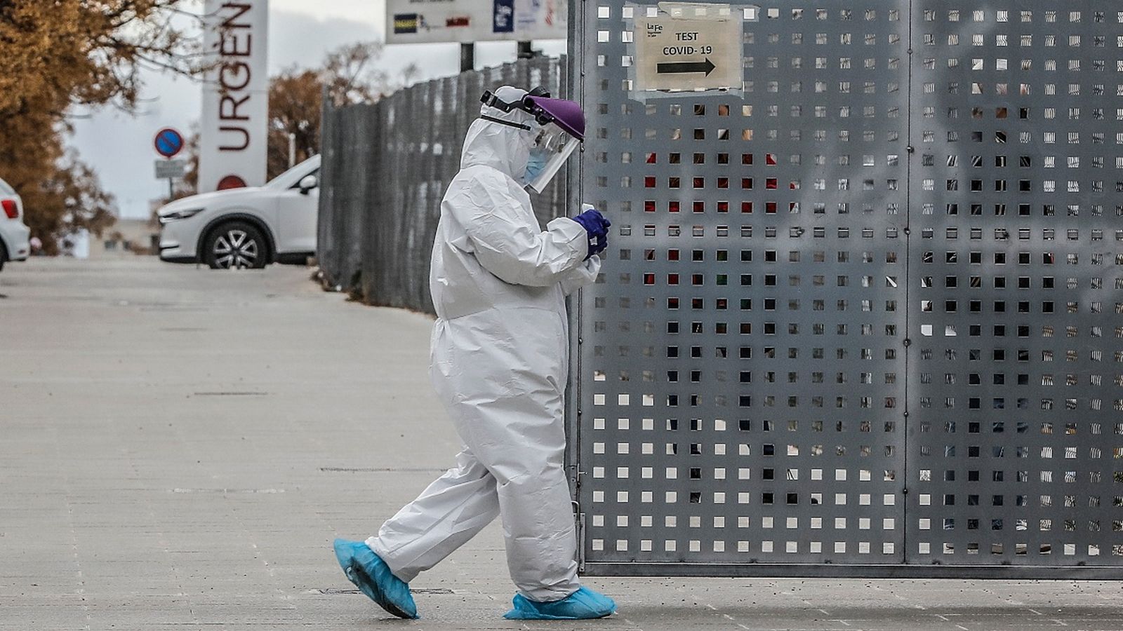 Accés a la porta d'urgències a l'Hospital La Fe de València