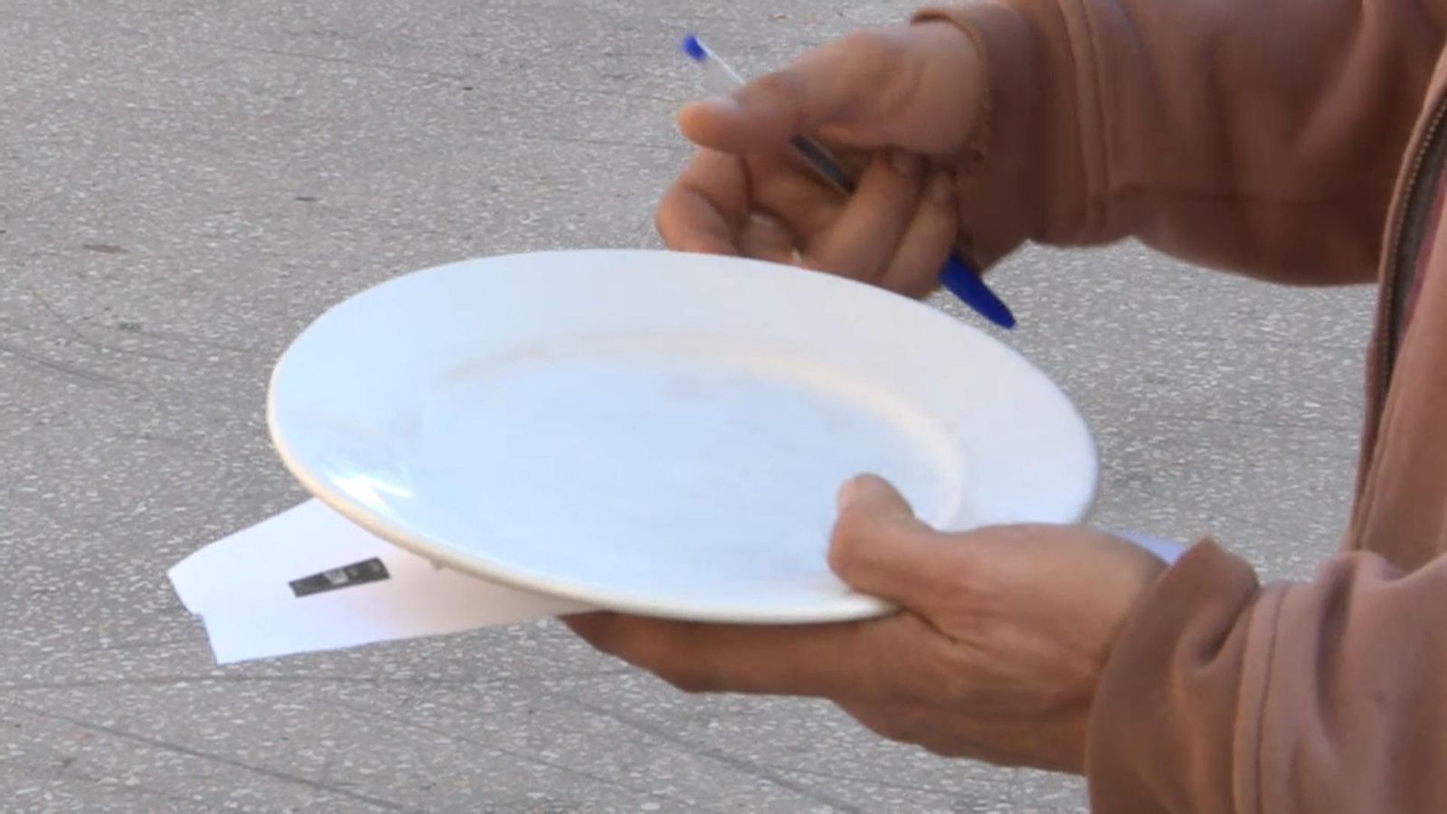 La patronal dels espectacles s'ha manifestat aquest dilluns amb plats buits per a evidenciar la falta d'ingressos i d'ajudes que tenen