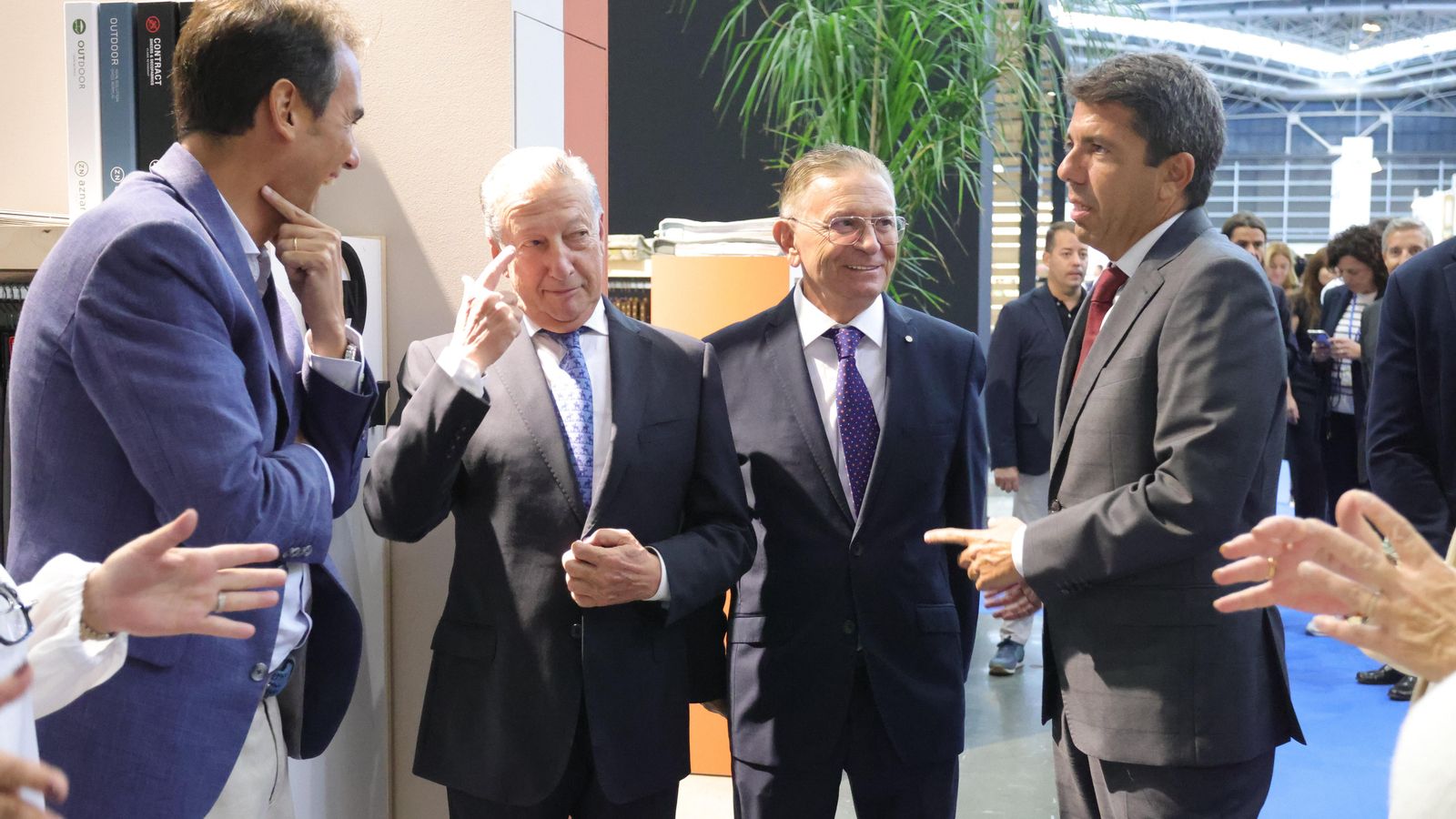 El president de la Generalitat, Carlos Mazón, amb representants del sector.