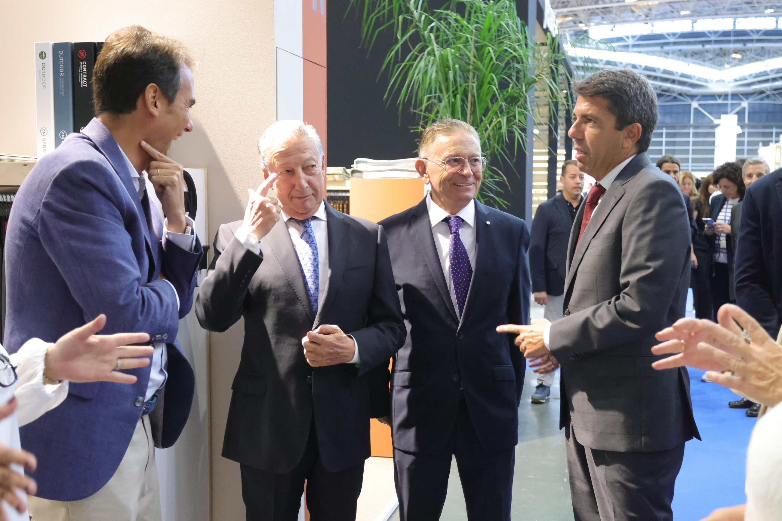 El president de la Generalitat, Carlos Mazón, amb representants del sector.