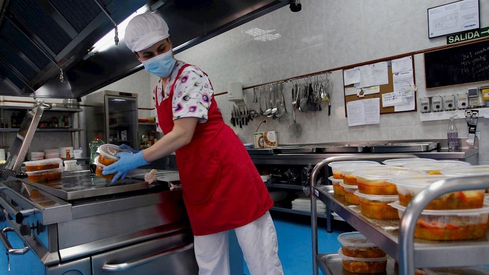 Una treballadora del sector hostaler, al seu lloc de treball