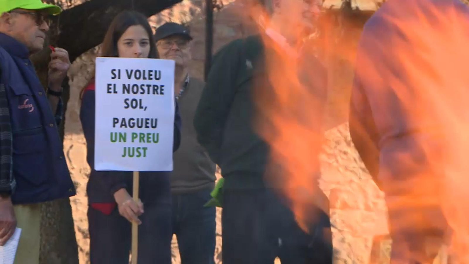 Una veïna de Puçol exhibeix una pancarta crítica durant la protesta