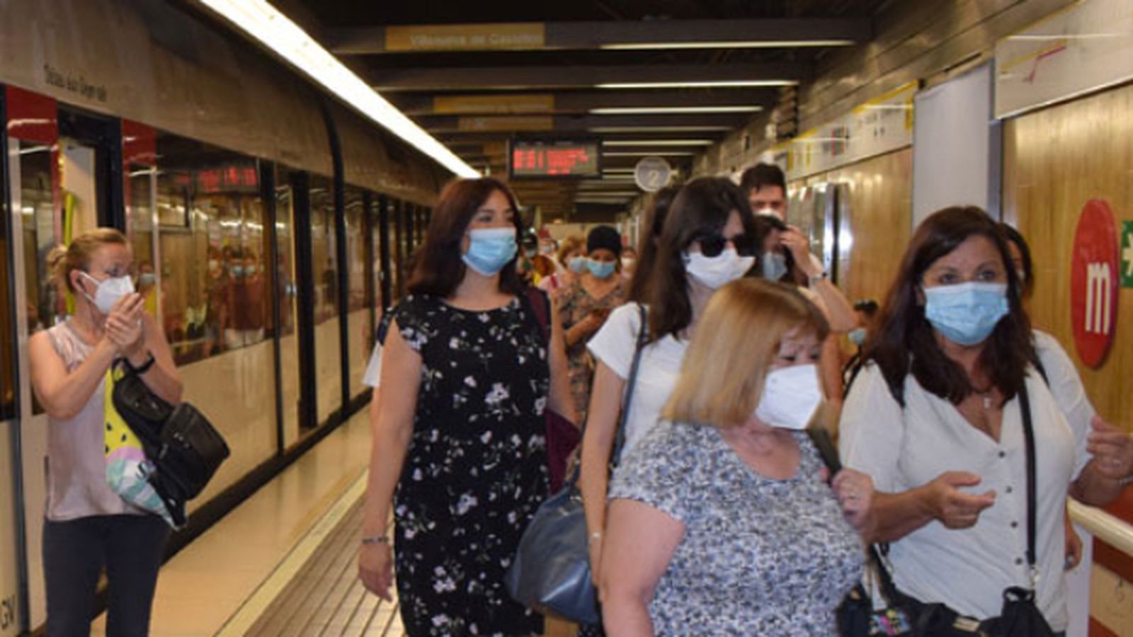 Un grup de viatgeres en una andana de Metrovalència