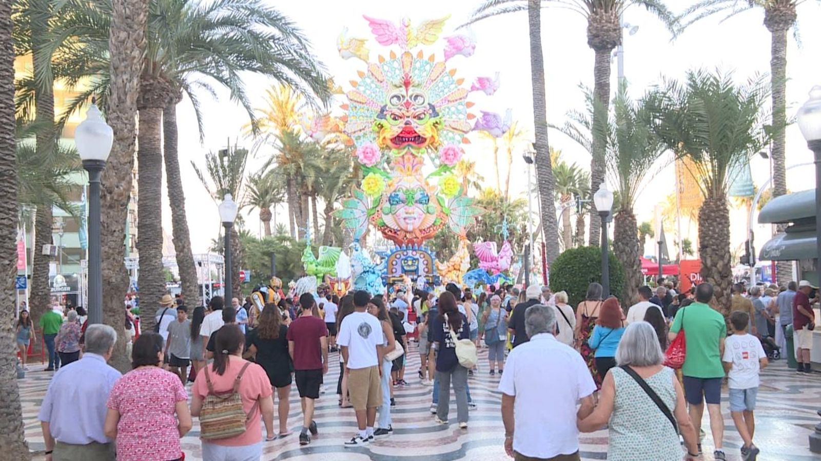 Milers de turistes visiten Alacant durant el cap de setmana gran de Fogueres