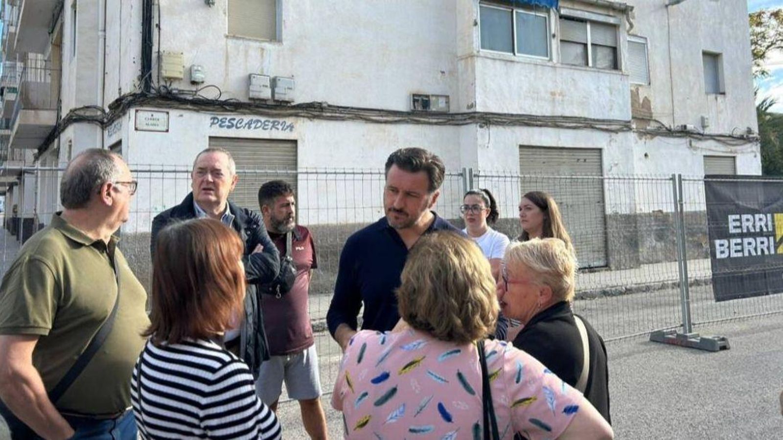 L'alcalde, Pablo Ruz, ha visitat l'inici de les obres per a l'enderrocament dels blocs 11, 12, 13 i 14 amb una inversió de 794.000 euros