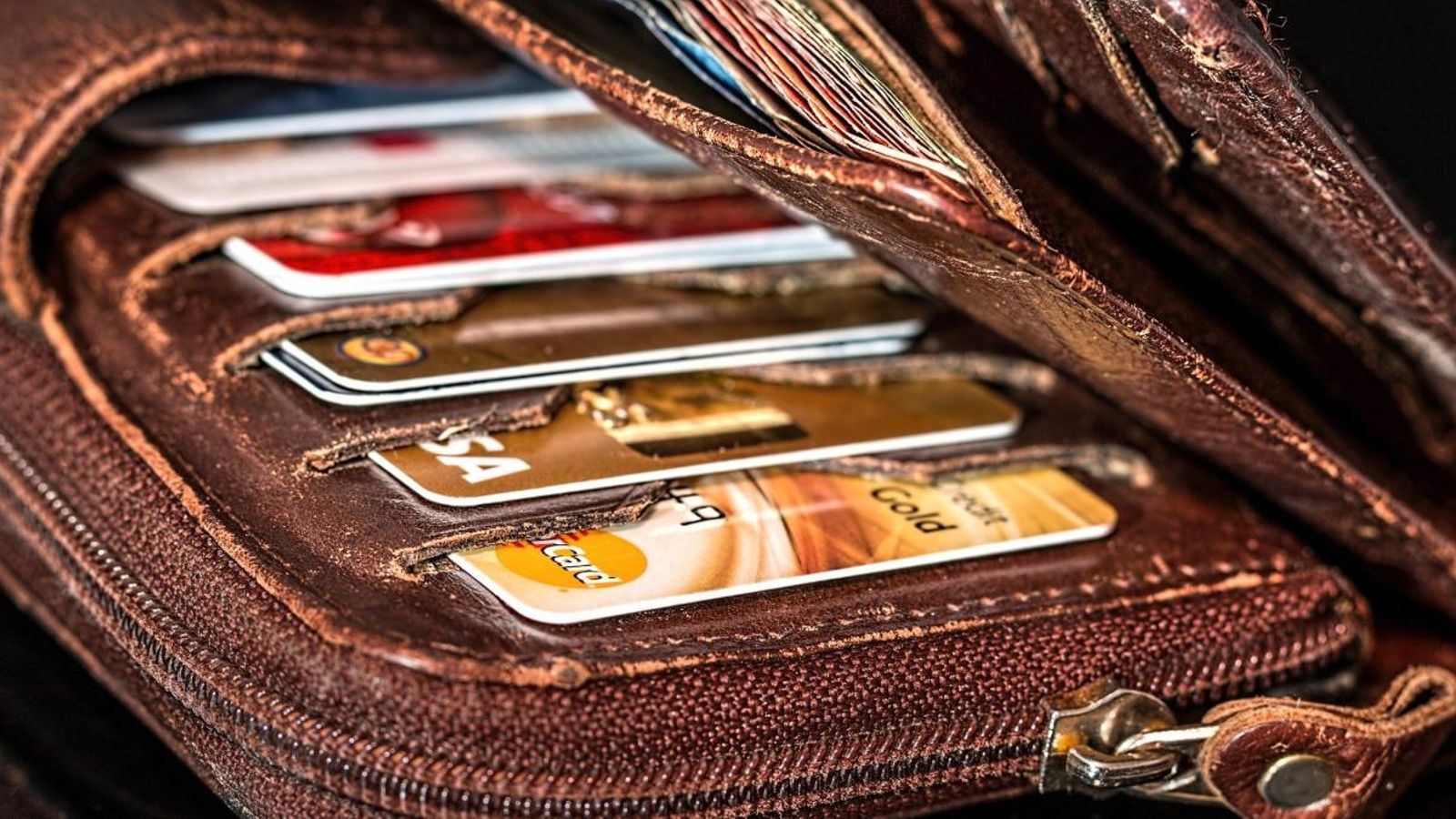 La detinguda va retirar diners del caixer quatre vegades i va fer dues compres en diverses botigues