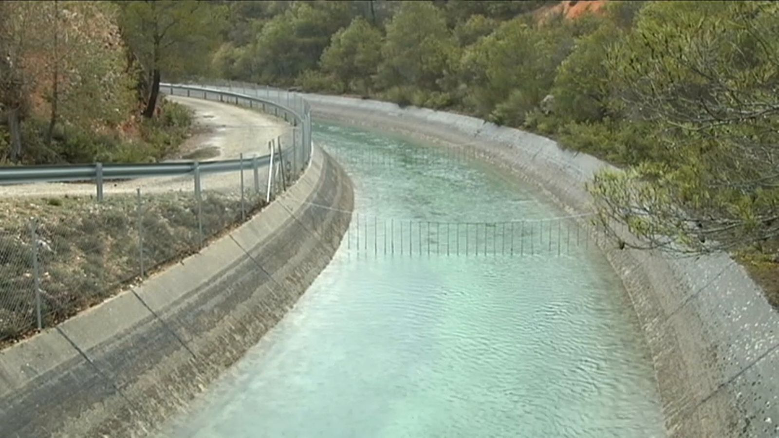 Es tracta d'una aportació d'aigua des de la capçalera del Tajo, procedent dels embassaments d'Entrepeñas i Buendía