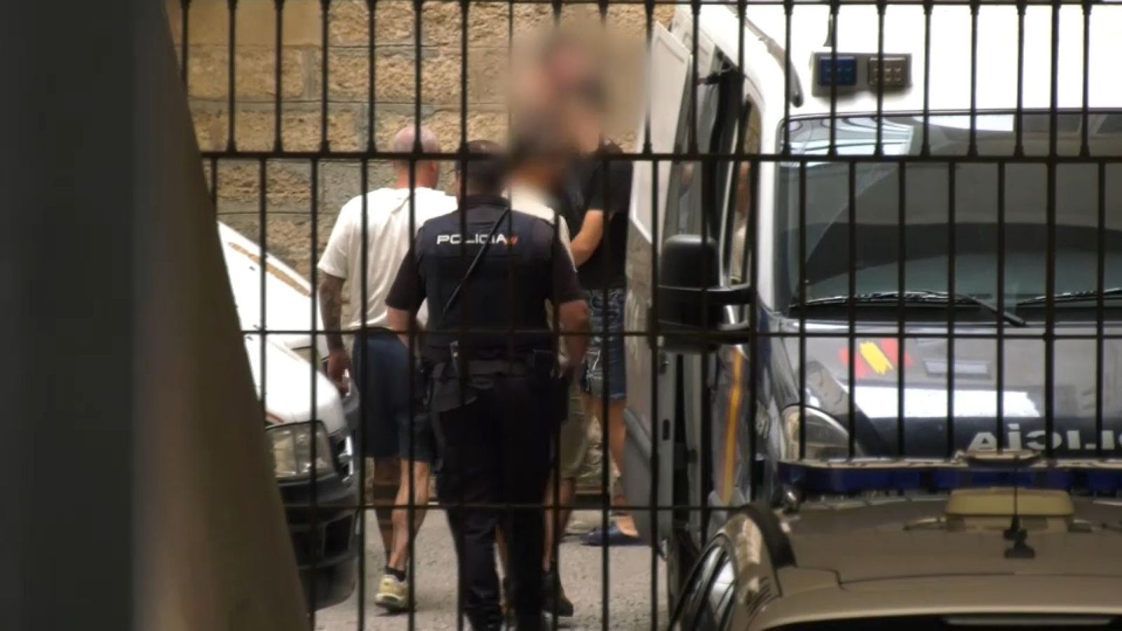 L'autor dels fets, escortat per efectius de la Policia Nacional L'autor dels fets escortat per efectius de la Policia Nacional