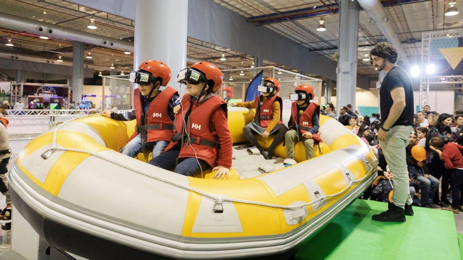 Xiquets i xiquetes viuen noves experiències a l'ExpoJove de València