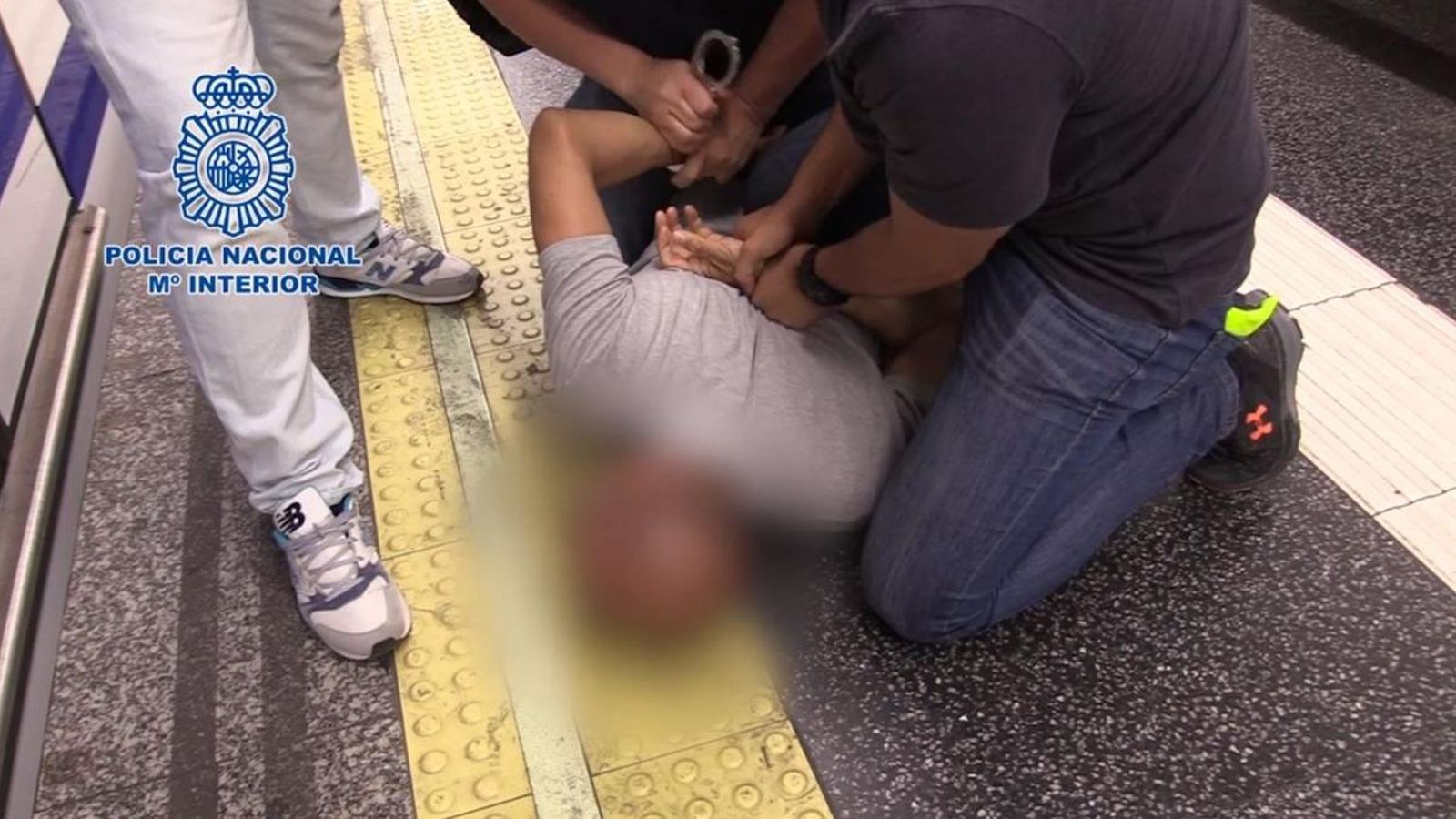 L'home va ser detingut al metro de Madrid mentre captava imatges d'una dona per davall del seu vestit