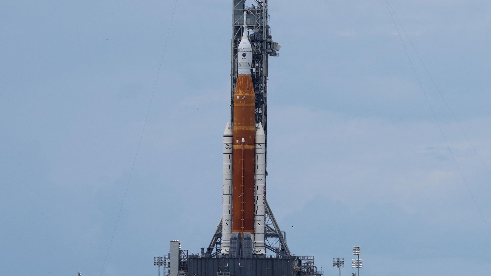 El coet del Sistema de Llançament Espacial (SLS) amb la seua càpsula de tripulació Orion, en la plataforma de llançament per a la missió no tripulada Artemis 1 a Florida (el EUA)