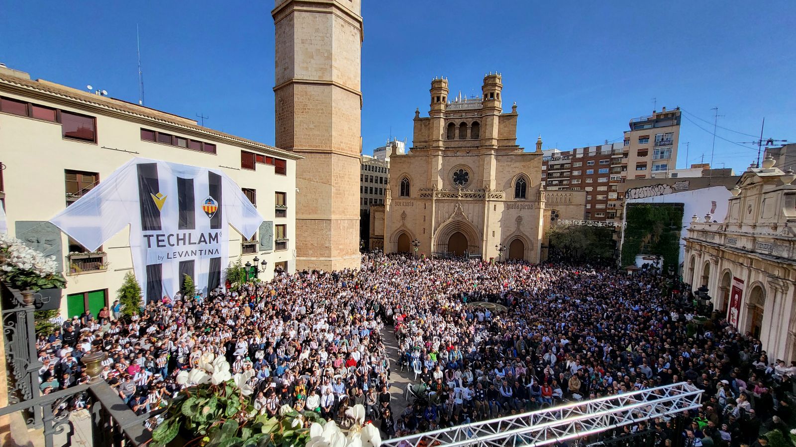 L'afició del CE Castlló abarrota la Plaça Major de la ciutat