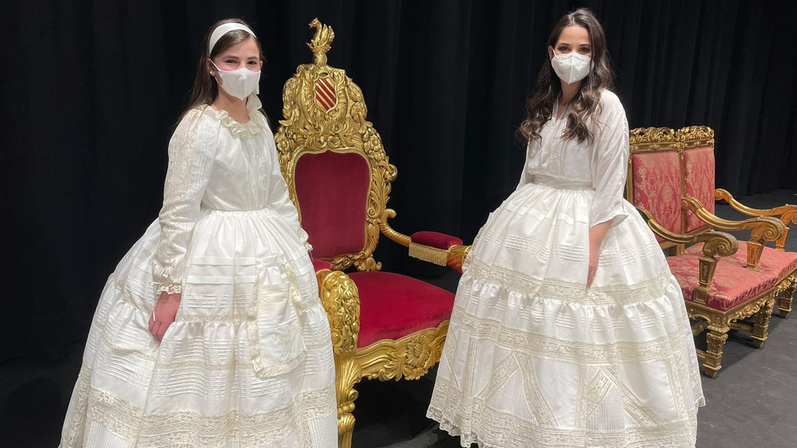 Carmen i Nerea, falleres majors de València, durant l'assaig de l'Exaltació 2022