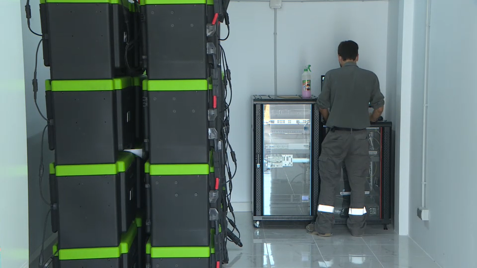 Un sistema de bateries permet acumular l'energia durant el dia