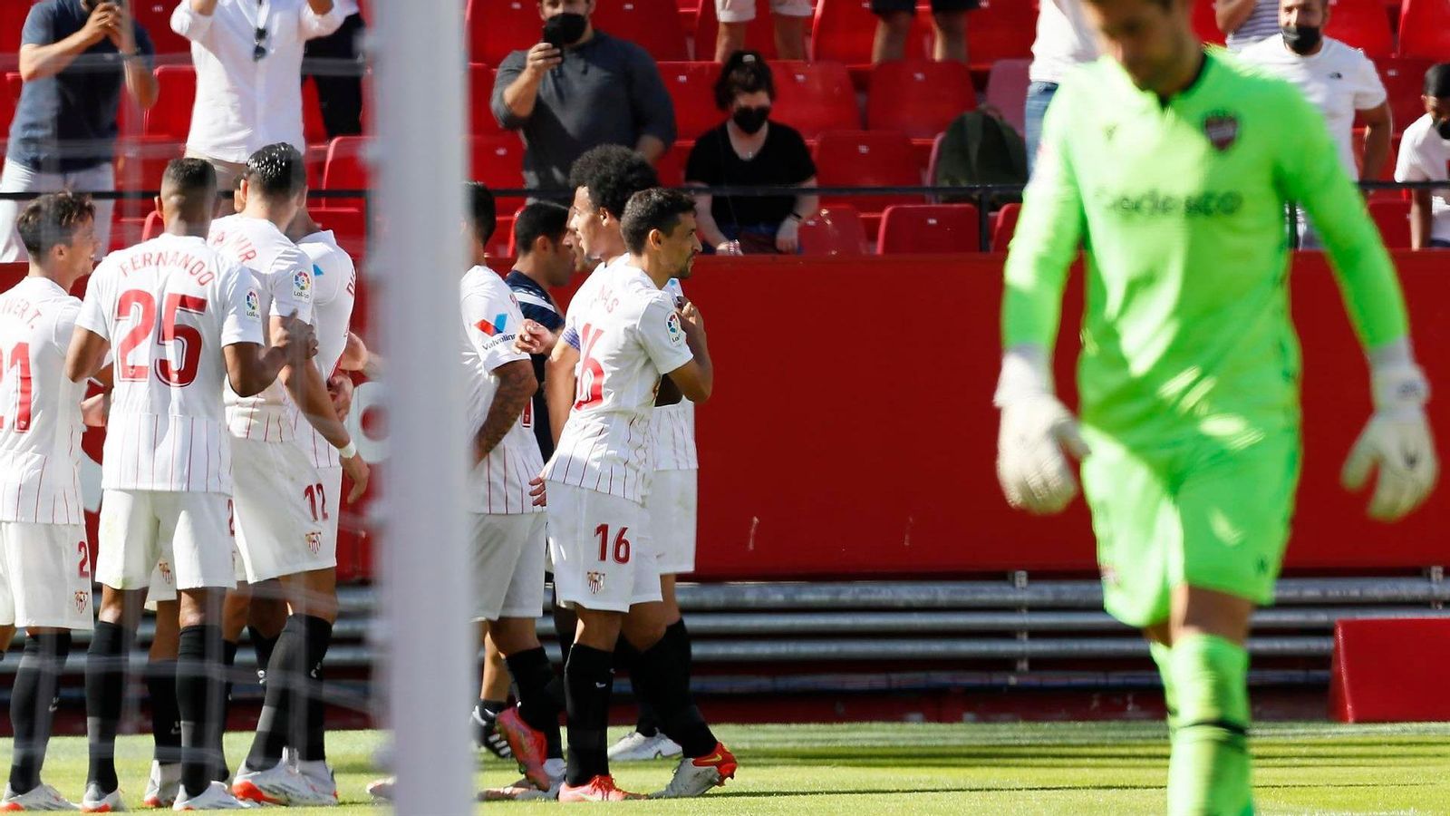 Els jugadors del Sevilla celebren un gol davant la lamentació d'Aitor