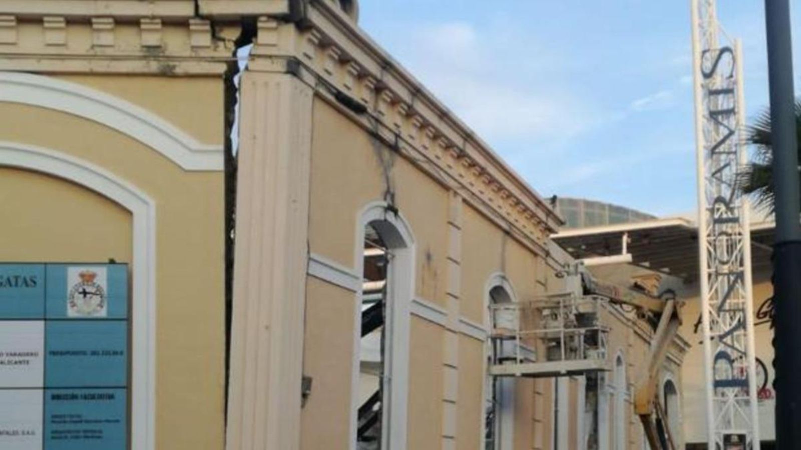 Afonament de part del forjat de la façana del RCRA, que està en procés de rehabilitació
