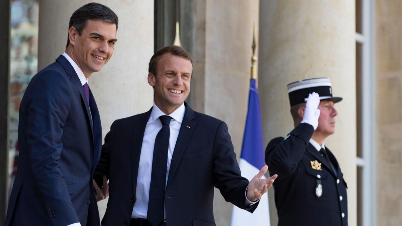 Pedro Sánchez amb el president Macron en arribar a l'Elisi