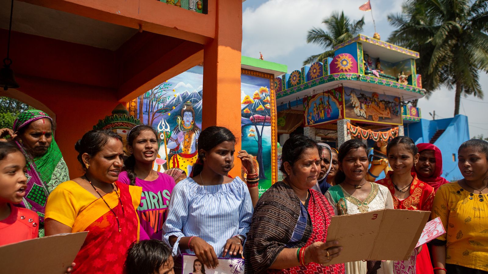 Adolescents índies protesten contra el matrimoni infantil a Solaghara, a l'estat d'Odisha
