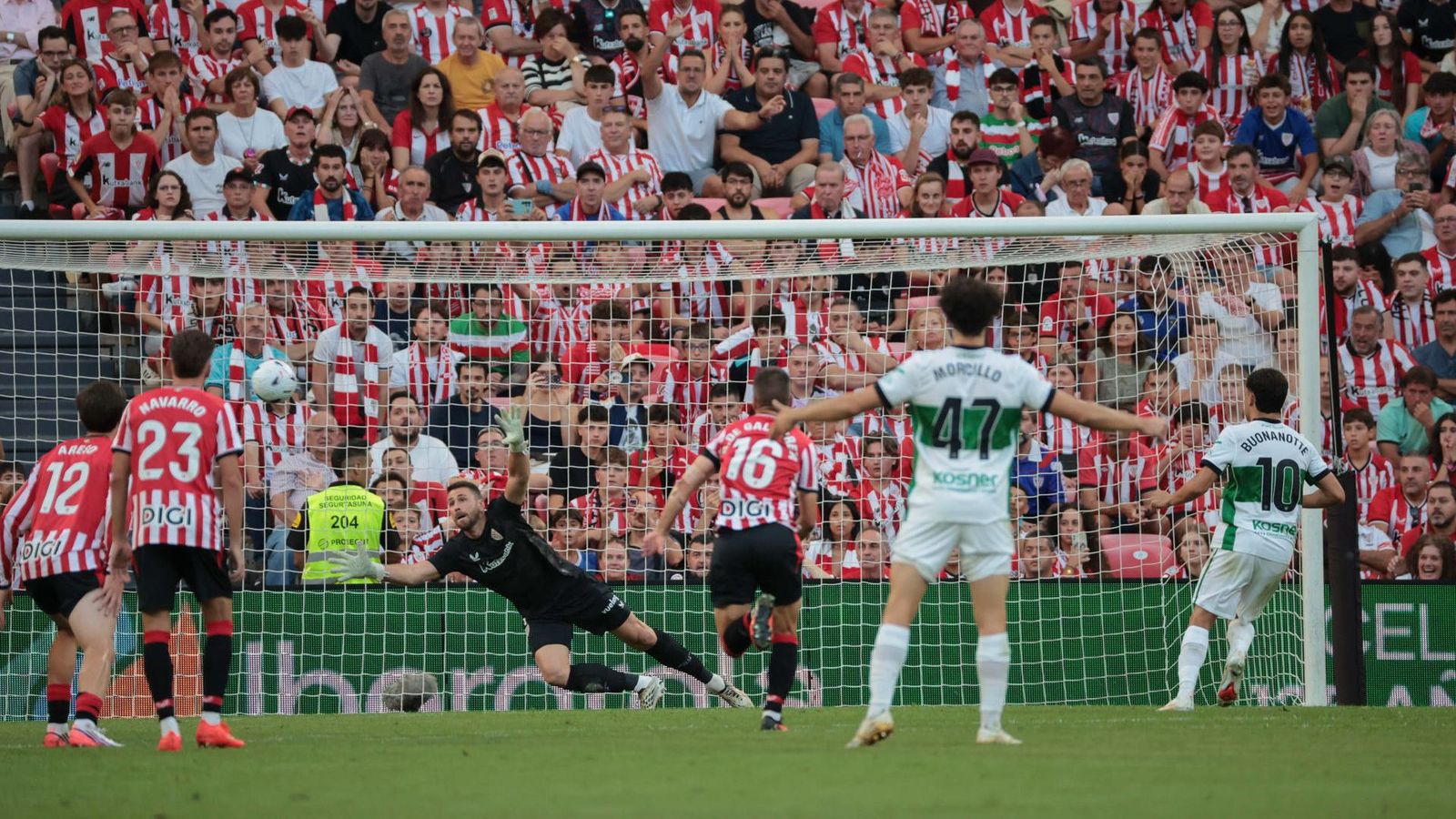 Buonanotte llança el penal que ha suposat el gol