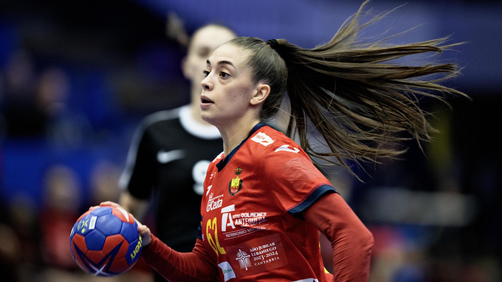 La valenciana Paula Arcos, durant el duel contra