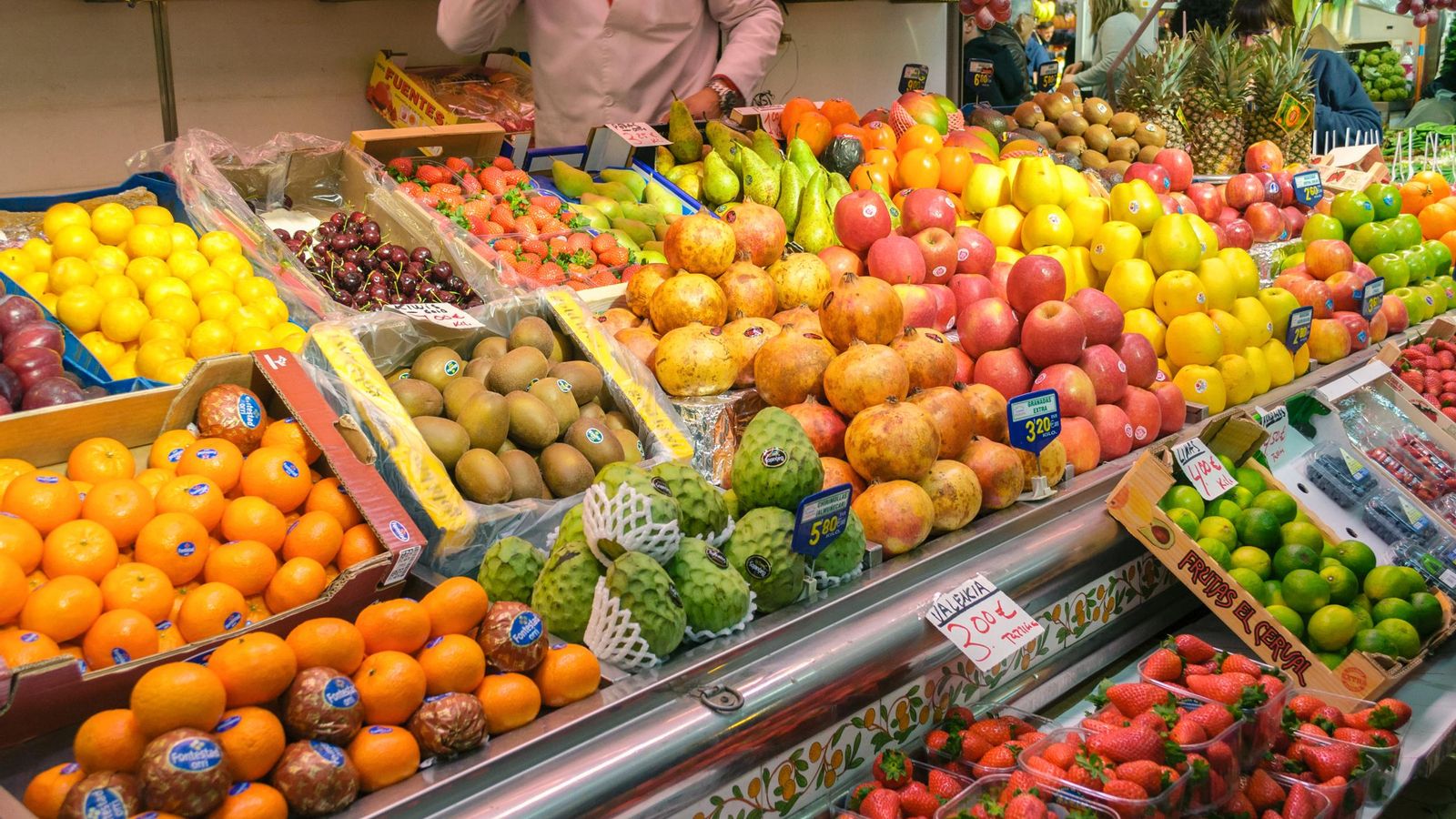 Aparador de fruita en un mercat