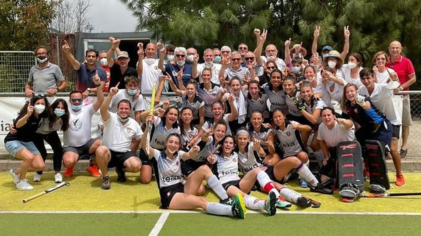 Les jugadores de l'Hoquei València celebren l'ascens