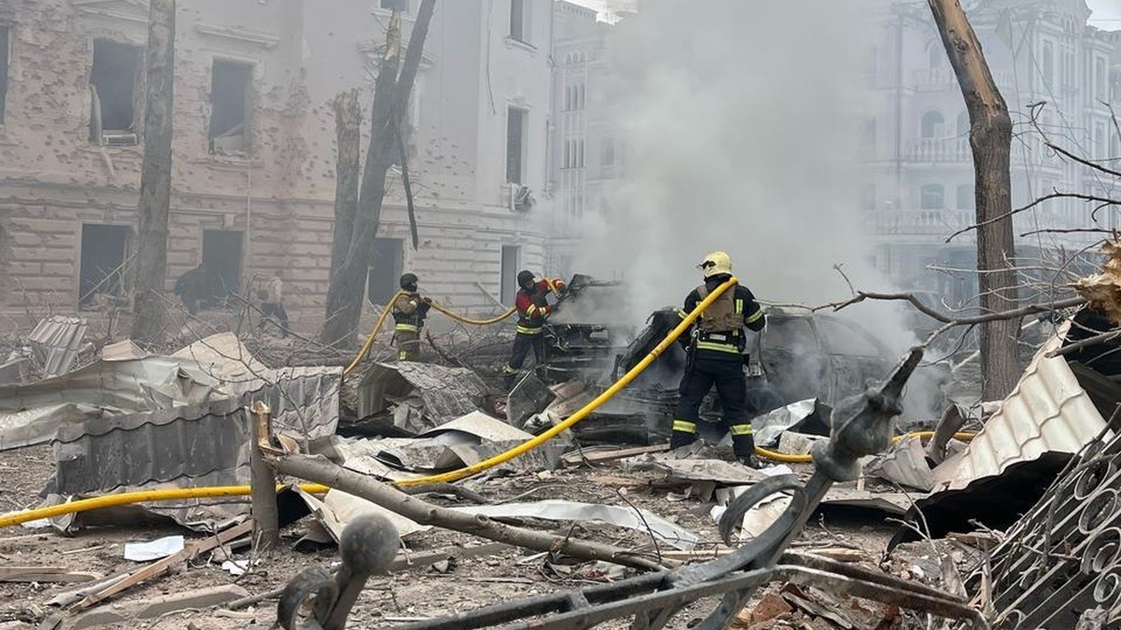 Els equips d'emergència treballen en el lloc dels atacs a Sumi, Ucraïna