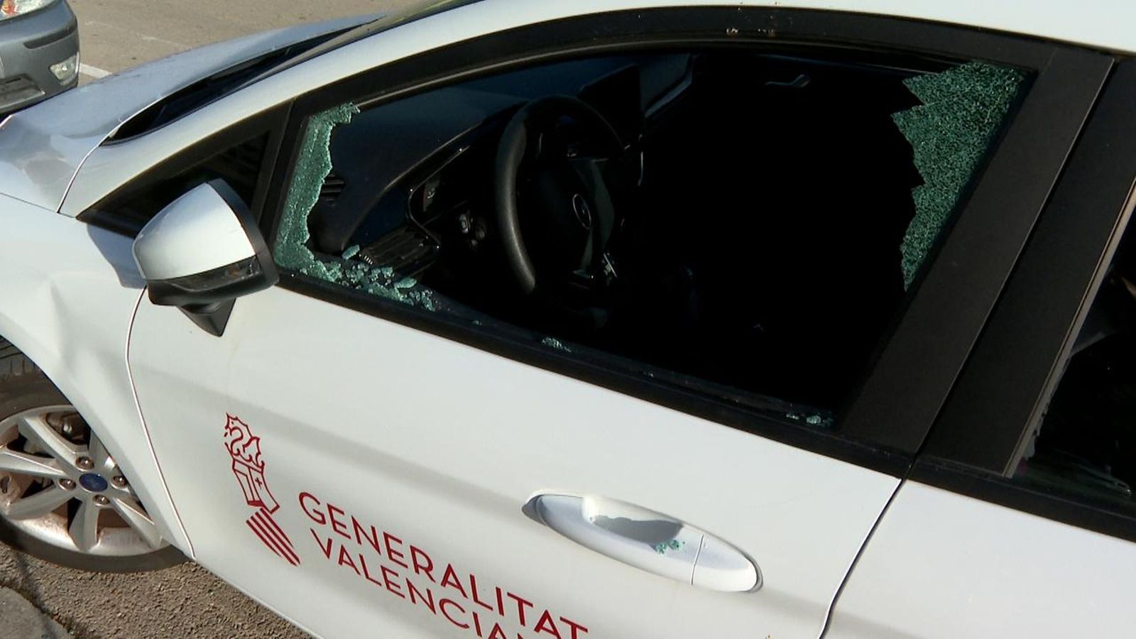 Així ha quedat el vidre del cotxe d'atenció domiciliària del barri de la Coma