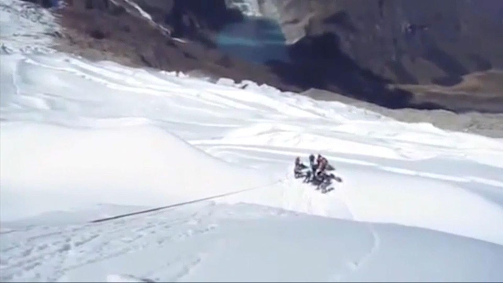 La policia d'alta muntanya del Perú rescata l'únic muntanyer amb vida