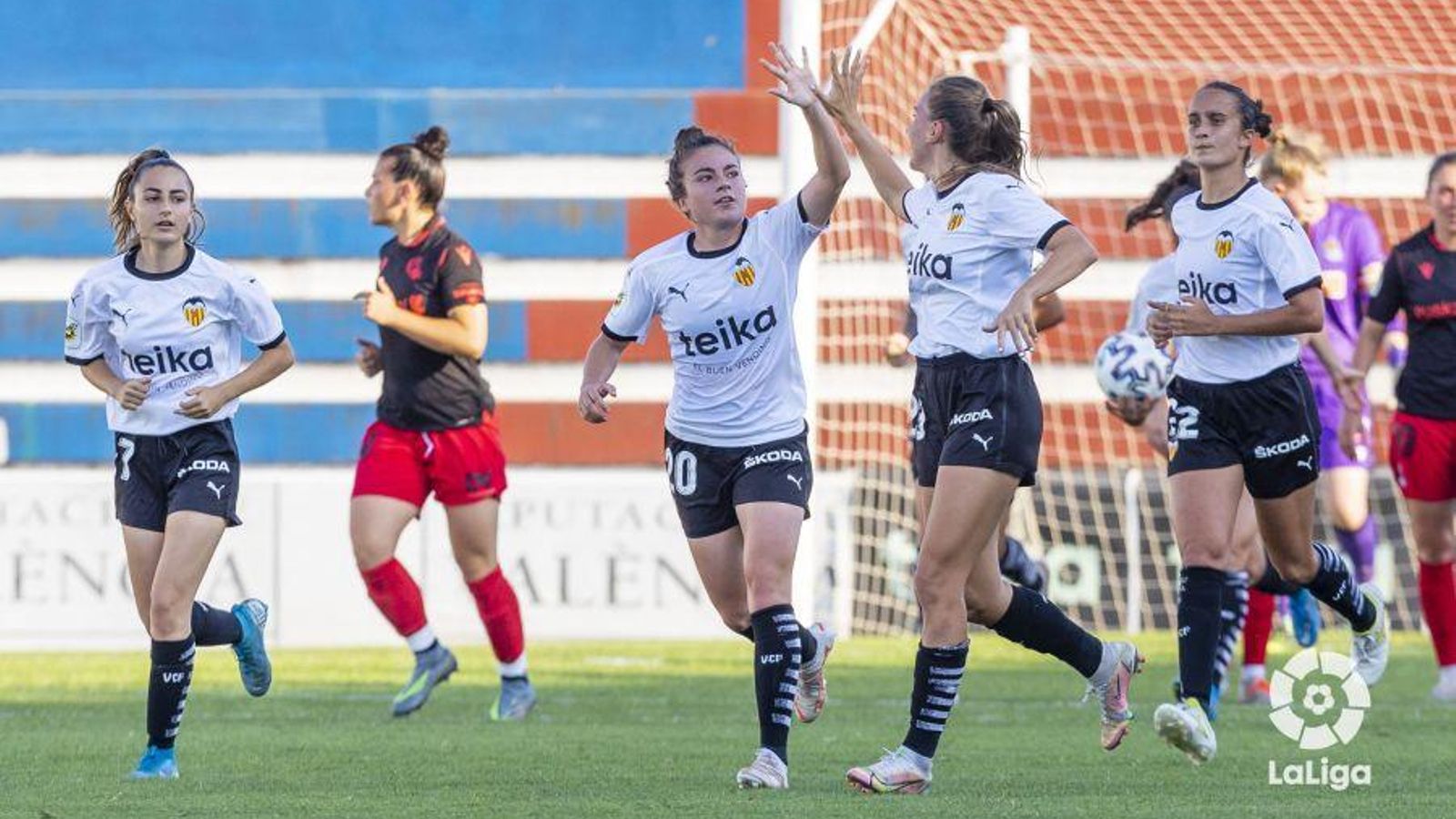Les jugadores del València celebren el gol