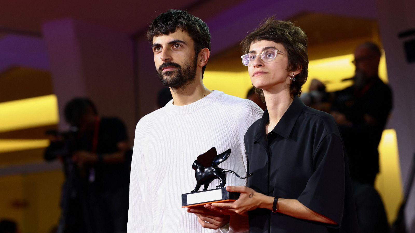 Els cineastes israelians Yuval Abraham i Rachel Szor arrepleguen el Premi Especial del Jurat a Venècia