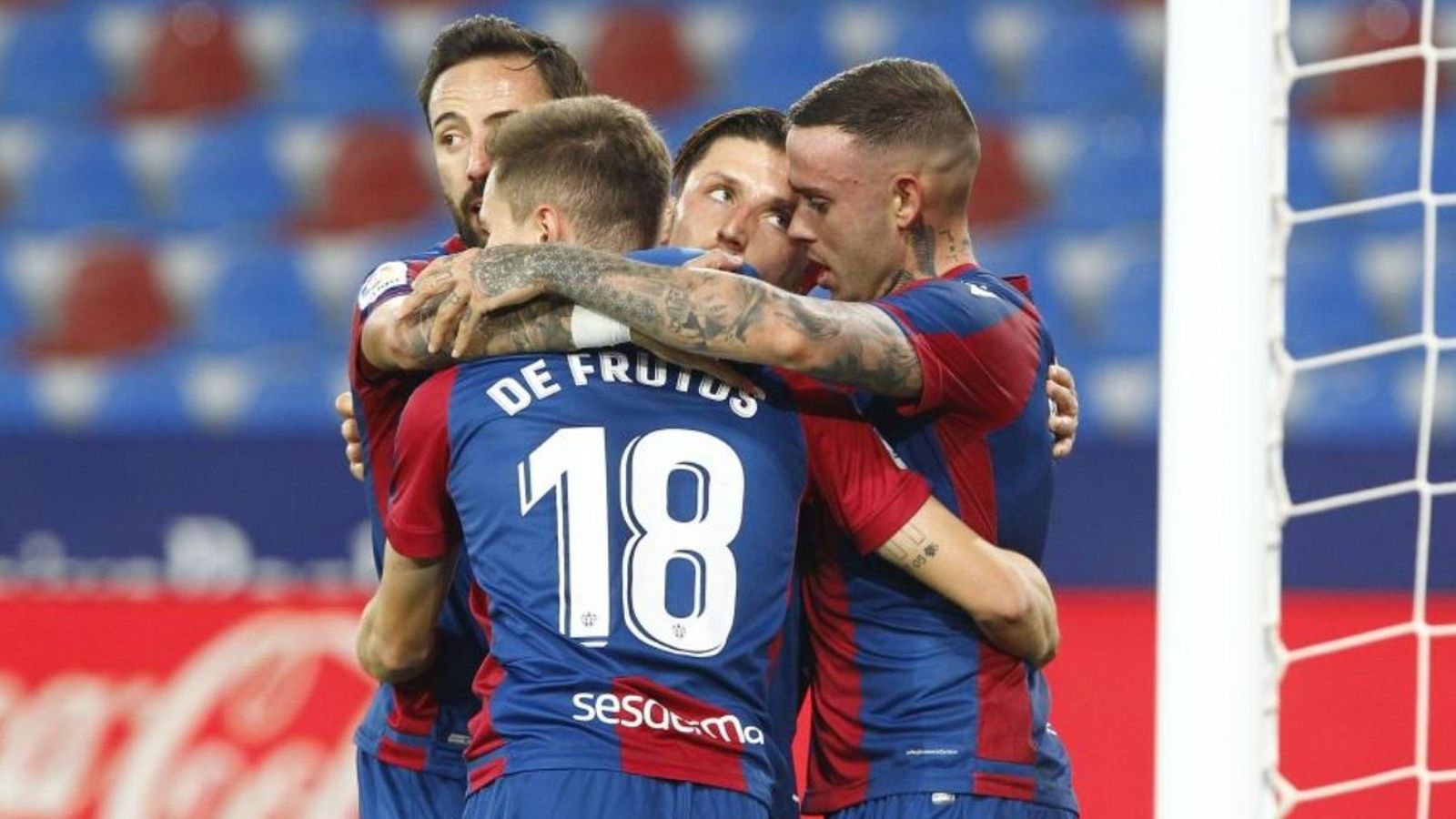 Els jugadors del Llevant celebren el gol