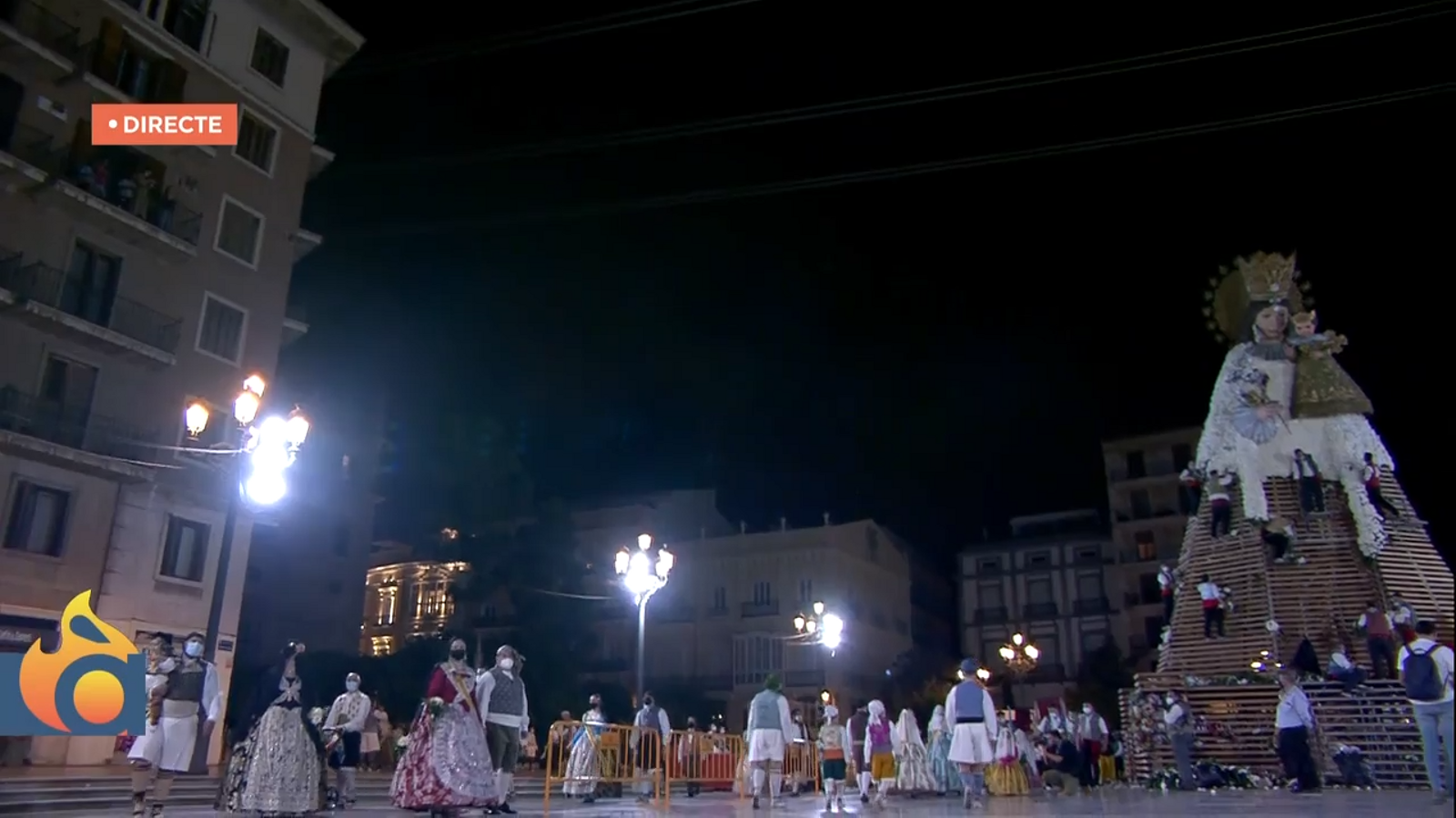 Comissions falleres arribant a la plaça de la Mare de Déu dels Desemparats